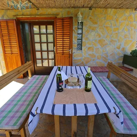 House Neda, Dugi Otok סאלי